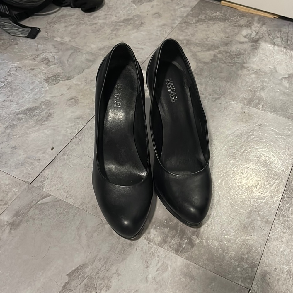 Michel kors black pumps 6.5